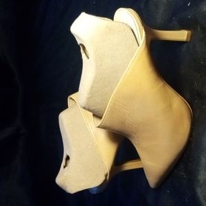 Vince Camutio Tan Mules Size 8M